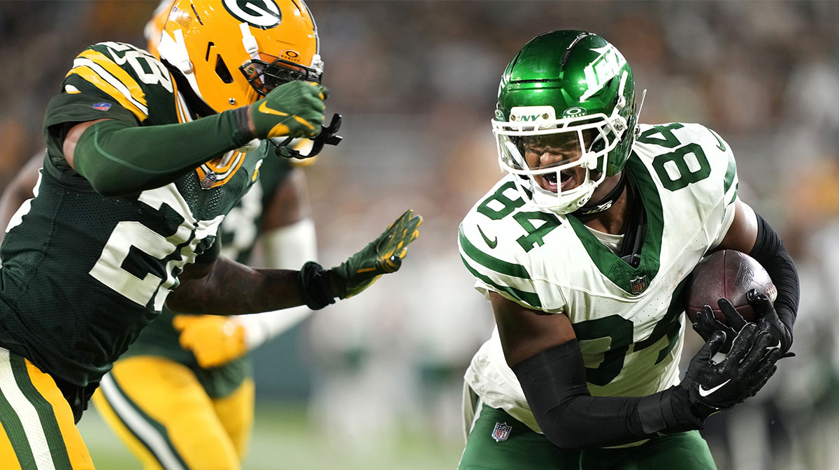 New York Jets tight end Stone Smartt (84) runs the ball for a touchdown against Green Bay Packers linebacker Isaiah Simmons (28) during the second half at Lambeau Field.