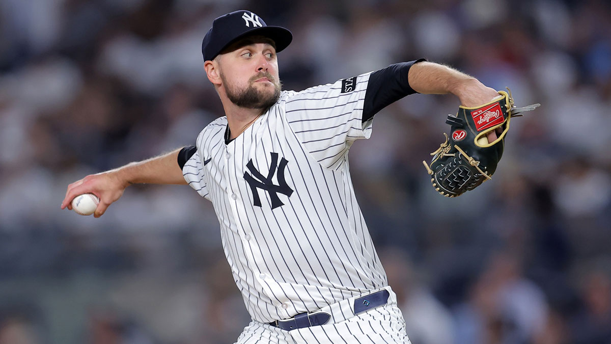 New York Yankees relief pitcher JT Brubaker (34) pitches against the Seattle Mariners during the eighth inning at Yankee Stadium.