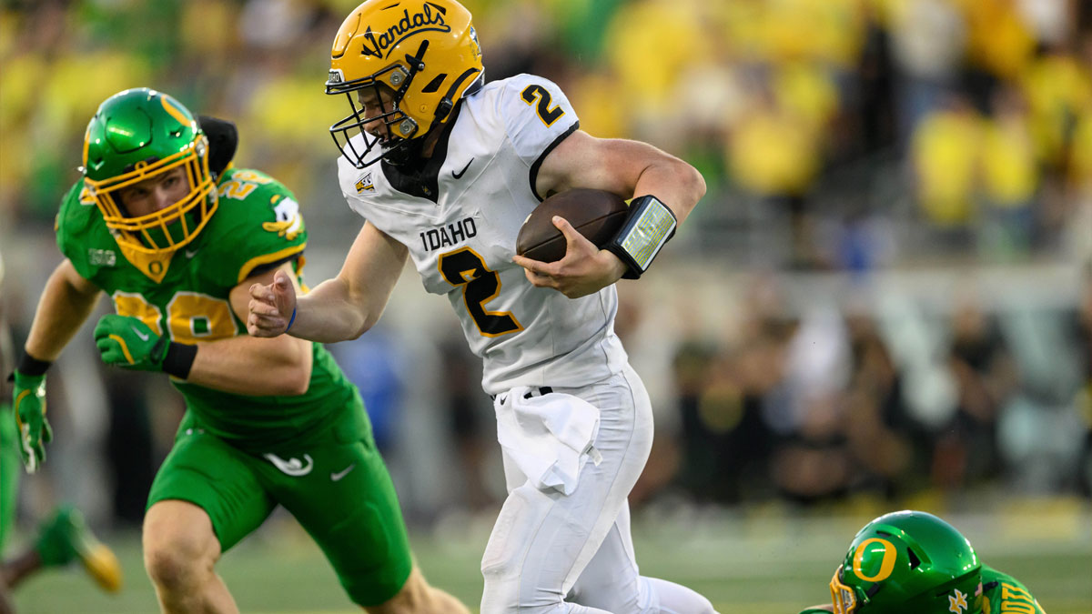Idaho Vandals quarterback Jack Layne (2) ruins the ball against the Oregon Ducks during the fourth quarter at Autzen Stadium.