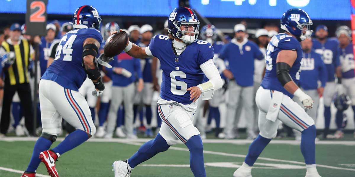 New York Giants quarterback Jaxson Dart (6) throws a pass during the first quarter against the New England Patriots at MetLife Stadium.