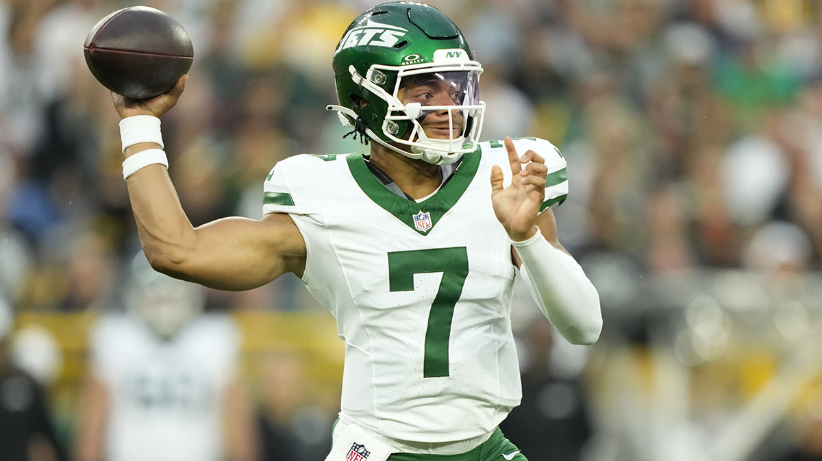 New York Jets quarterback Justin Fields (7) throws a pass during the first quarter against the Green Bay Packers at Lambeau Field.