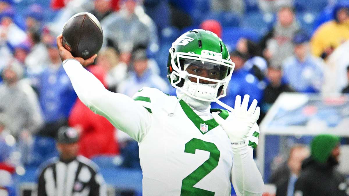 New York Jets quarterback Tyrod Taylor (2) warms up before a game against the Buffalo Bills at Highmark Stadium.
