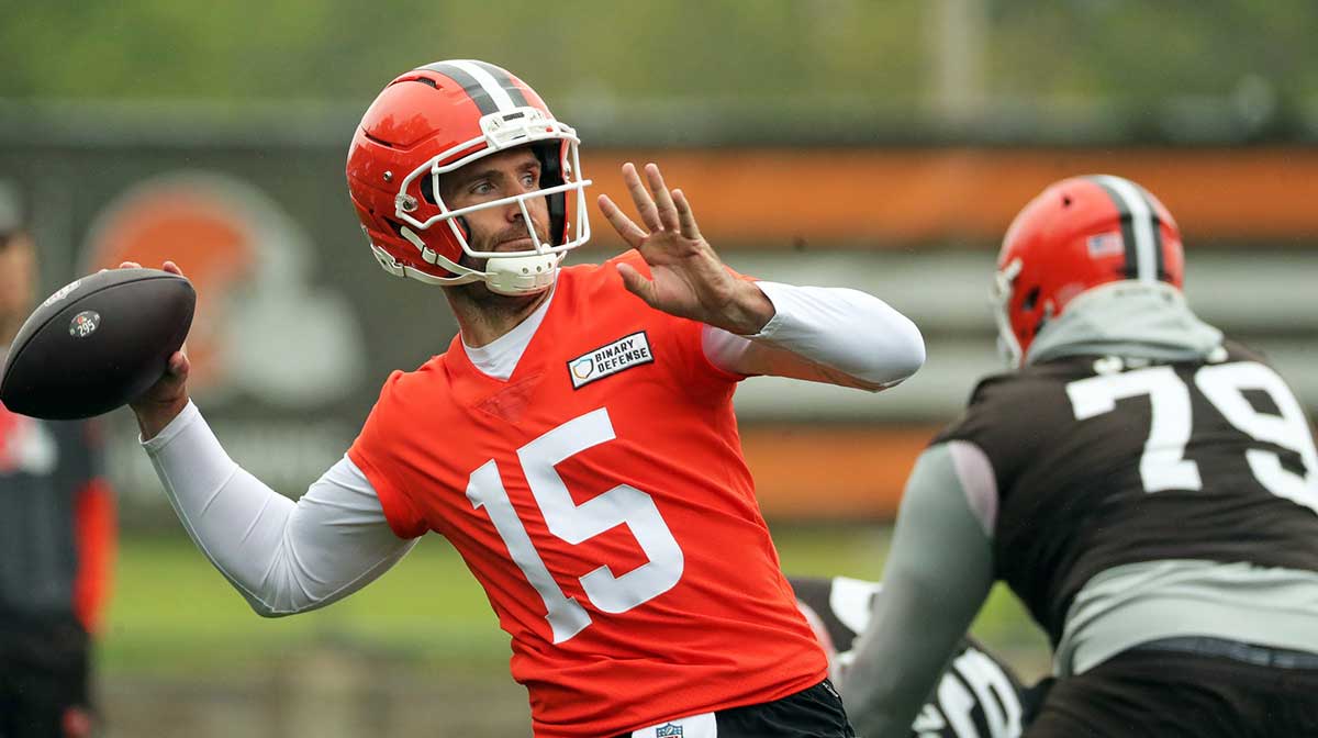 Cleveland Browns quarterback Joe Flacco looks downfield for a deep pass during an NFL practice at the Cleveland Browns training facility on Wednesday, May 28, 2025, in Berea, Ohio.