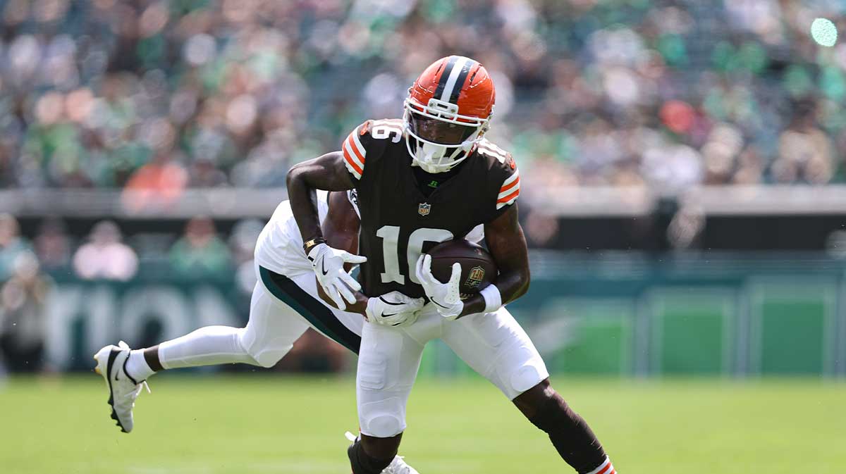 Cleveland Browns wide receiver Diontae Johnson (16) makes a catch against the Philadelphia Eagles during the first quarter at Lincoln Financial Field.