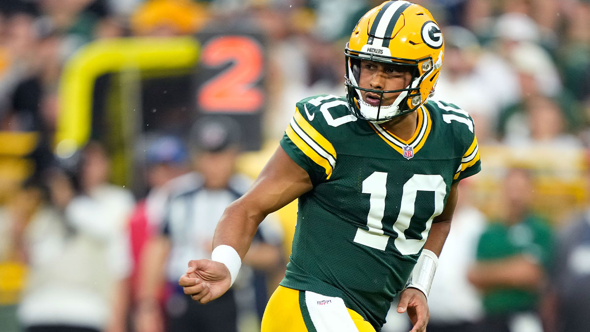 Green Bay Packers quarterback Jordan Love (10) watches the ball after handing it off during the first quarter against the New York Jets at Lambeau Field.