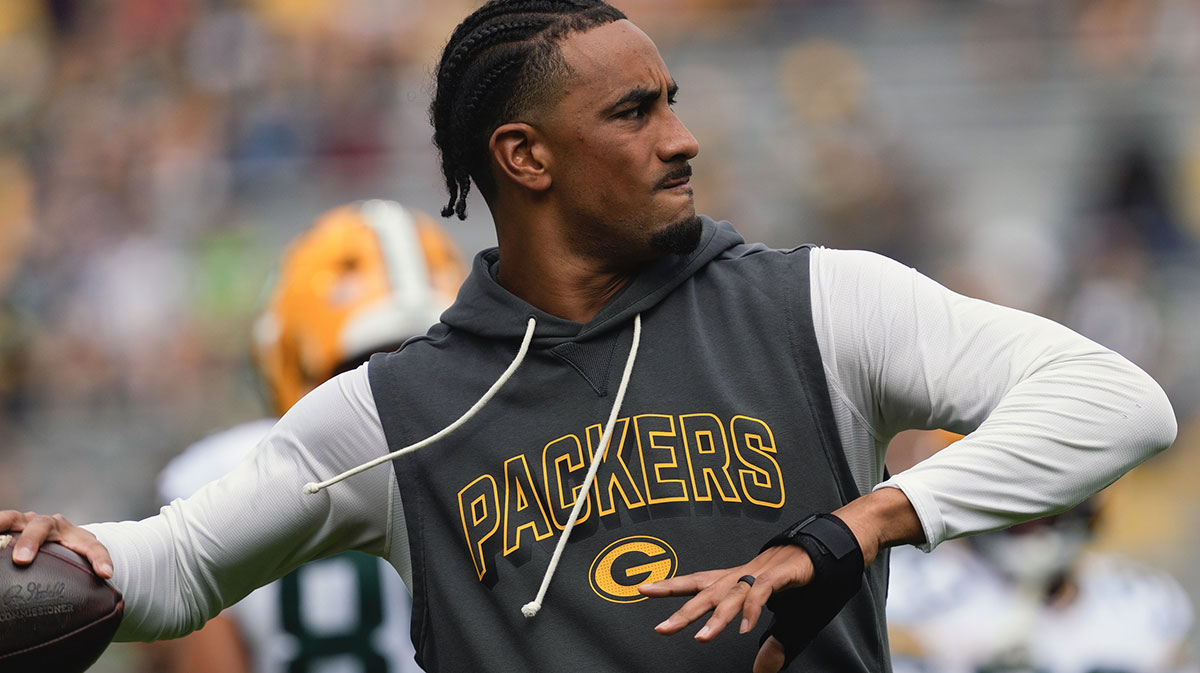Green Bay Packers quarterback Jordan Love (10) throws a pass during warmups prior to the game against the Seattle Seahawks at Lambeau Field.