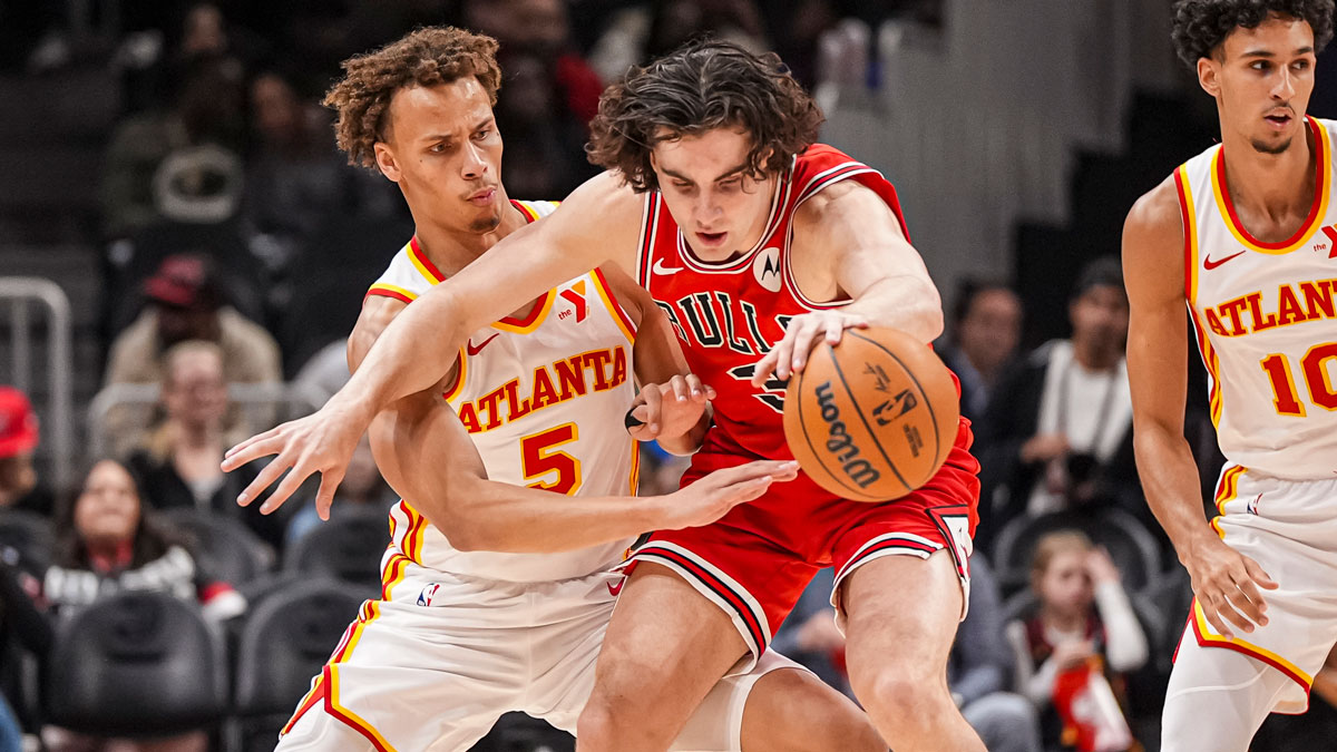 Atlanta Hawks guard Dyson Daniels (5) and Chicago Bulls guard Josh Giddey (3) battle for the ball during the first half at State Farm Arena.