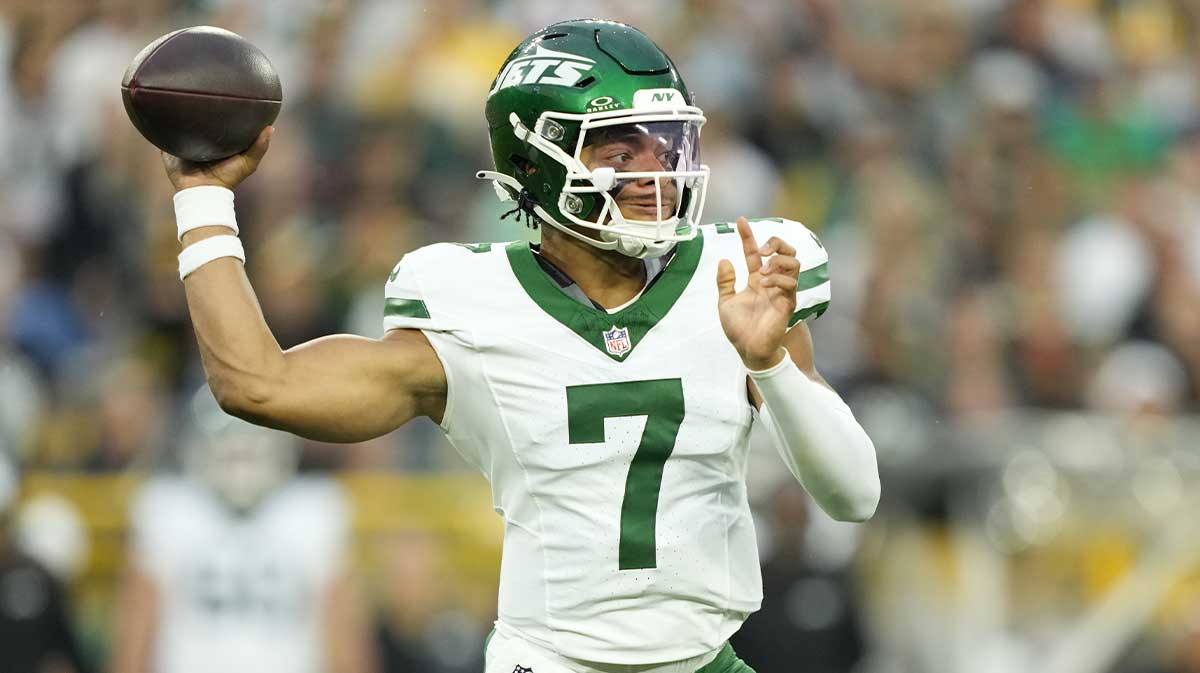 New York Jets quarterback Justin Fields (7) throws a pass during the first quarter against the Green Bay Packers at Lambeau Field.