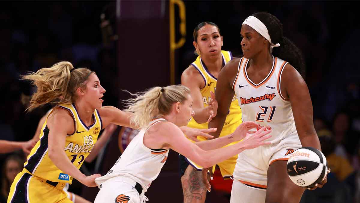 Phoenix Mercury center Kalani Brown (21) passes the ball to guard Lexi Held (1) during the third quarter against the Los Angeles Sparks at Crypto.com Arena.