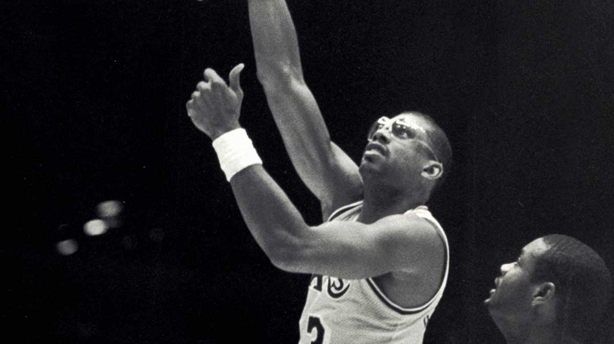 Los Angeles Lakers center Kareem Abdul-Jabbar (33) in action during the 1985-86 season.