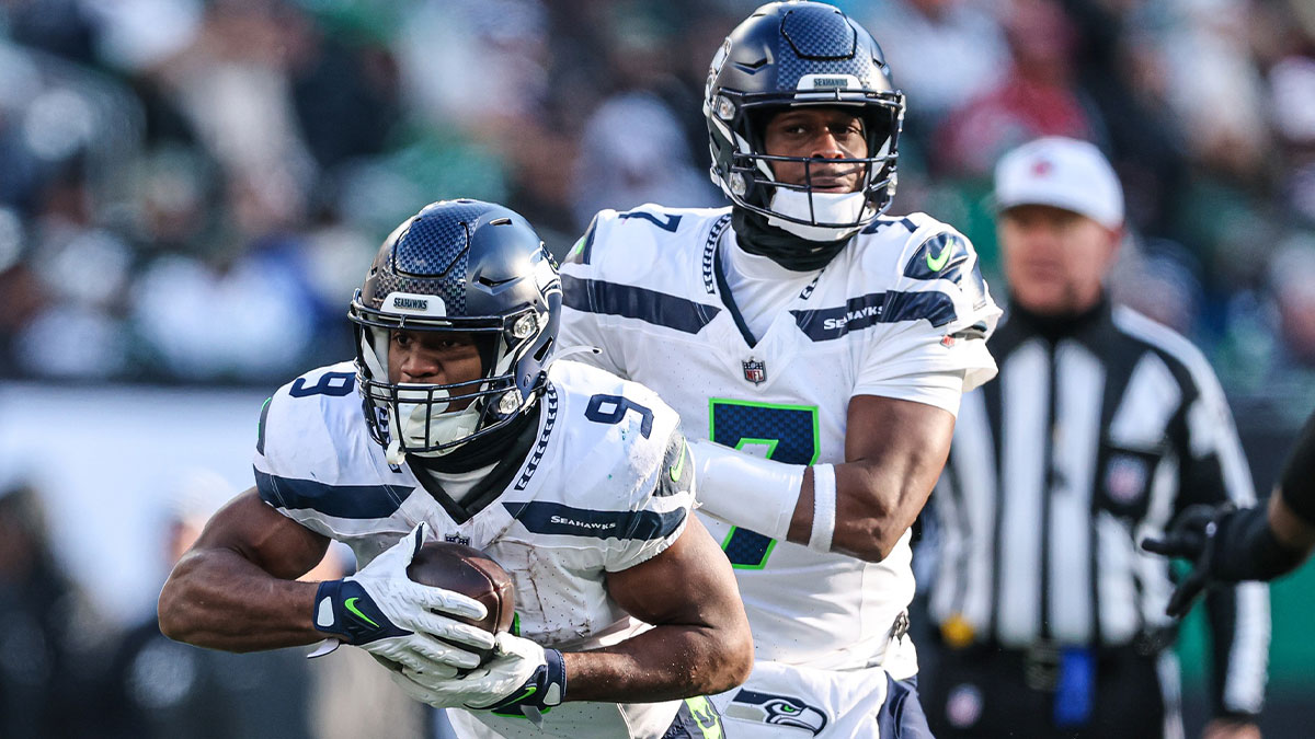 Seattle Seahawks running back Kenneth Walker III (9) takes a hand off from quarterback Geno Smith (7) during the first half against the New York Jets at MetLife Stadium.