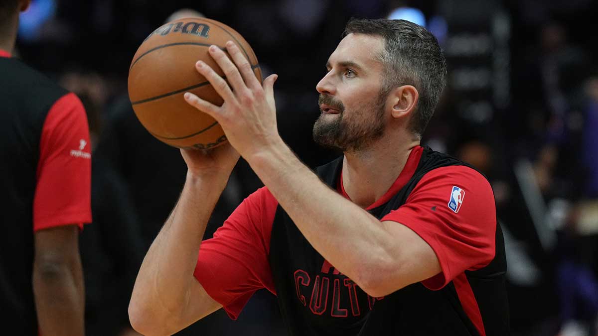 Miami Heat forward Kevin Love (42) warms-up before a game against the Phoenix Suns at Kaseya Center.