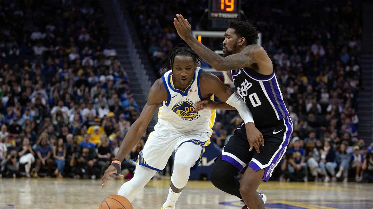 Golden State Warriors forward Jonathan Kuminga (00) drives past Sacramento Kings guard Malik Monk (0) during the fourth quarter at Chase Center.