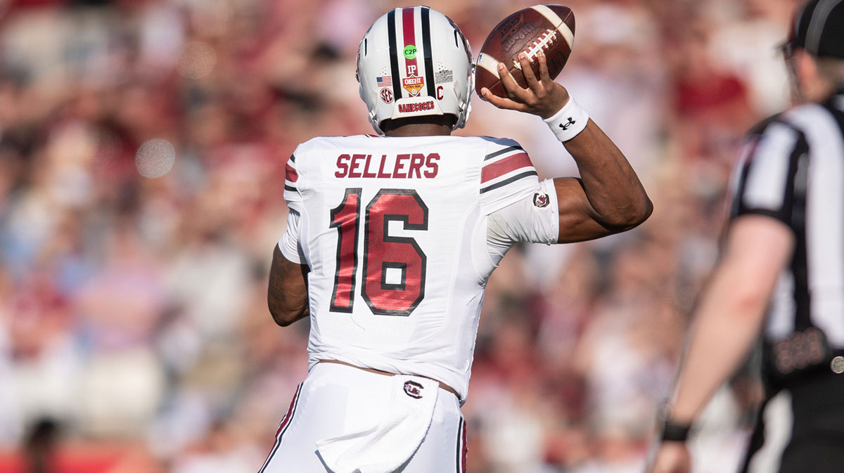 South Carolina Gamecocks quarterback LaNorris Sellers (16) throws the ball against the Illinois Fighting Illini in the first quarter at Camping World Stadium.