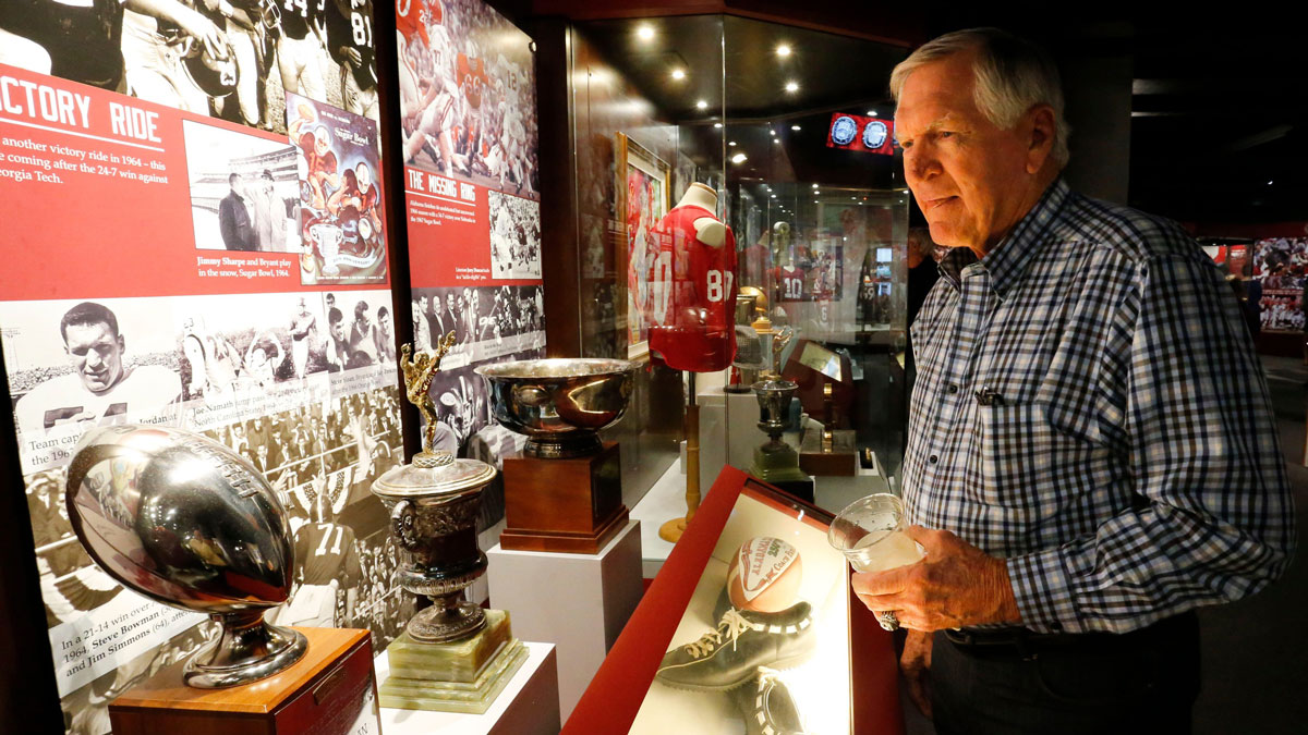 Lee Roy Jordan, former University of Alabama and Dallas Cowboys linebacker, looks over a display from one of the teams he played for under Paul W. \"Bear\" Bryant during a 2018 visit to the Paul W. Bryant Museum.