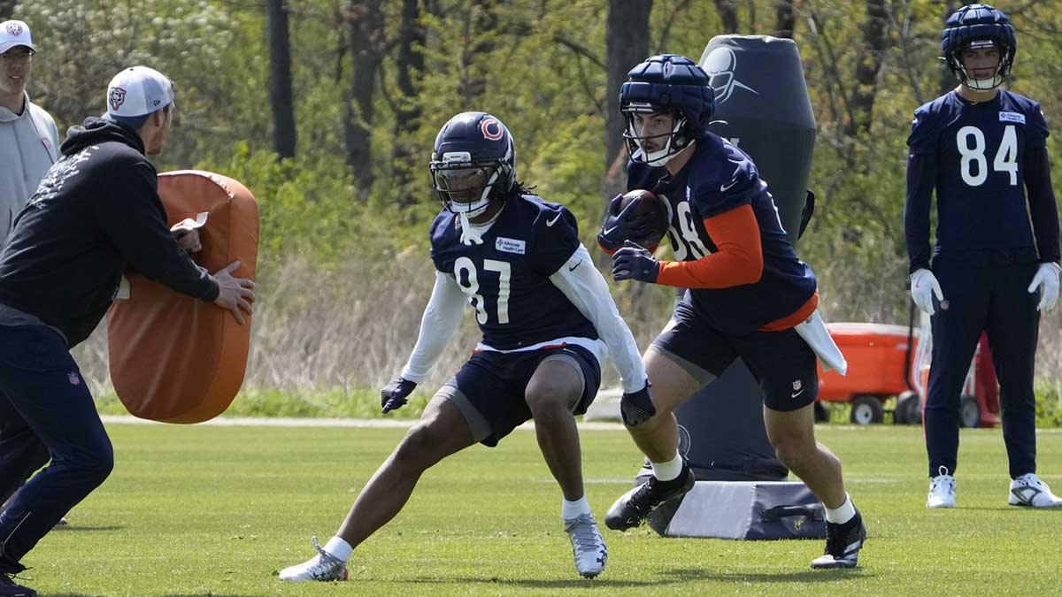 Chicago Bears wide receiver (87) Luther Burden III participates in rookie minicamp at Halas Hall.