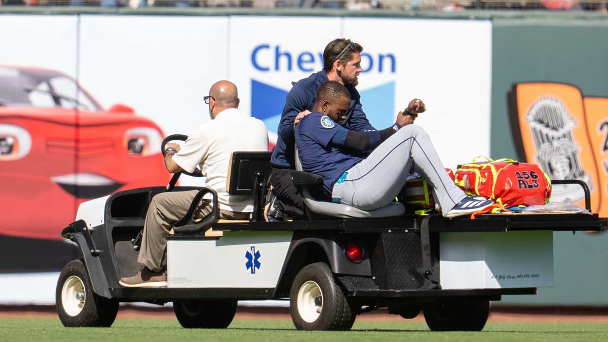 Seattle Mariners right fielder Victor Robles (10) hurt during the play against the San Francisco Giants during the ninth inning attended medical personal at Oracle Park.