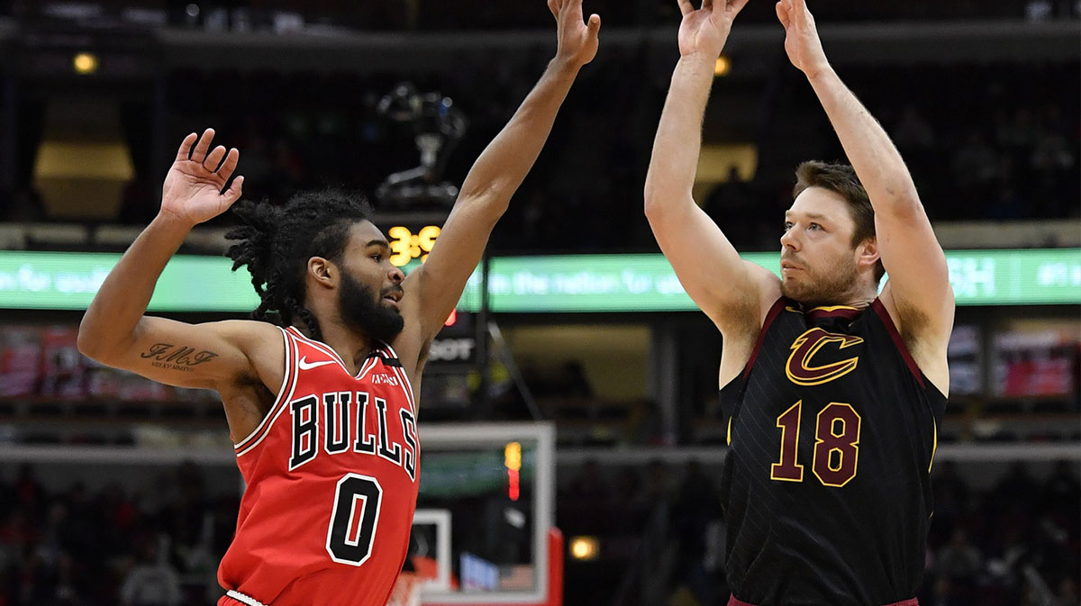 Cleveland Cavaliers guard Matthew Dellavedova (18) shoots a three point basket in the second half against Cleveland Cavaliers forward Kevin Love (0) at United Center.