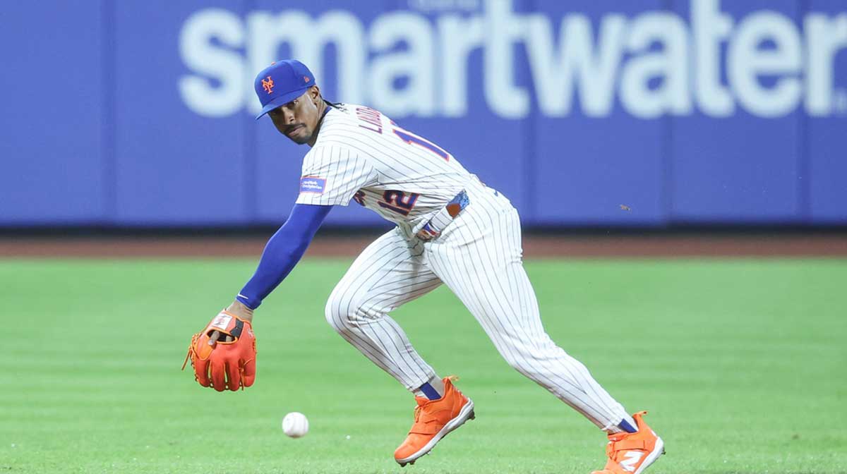 New York Mets shortstop Francisco Lindor (12) attempts to make a play on a ground ball in the third inning against the Atlanta Braves at Citi Field. 