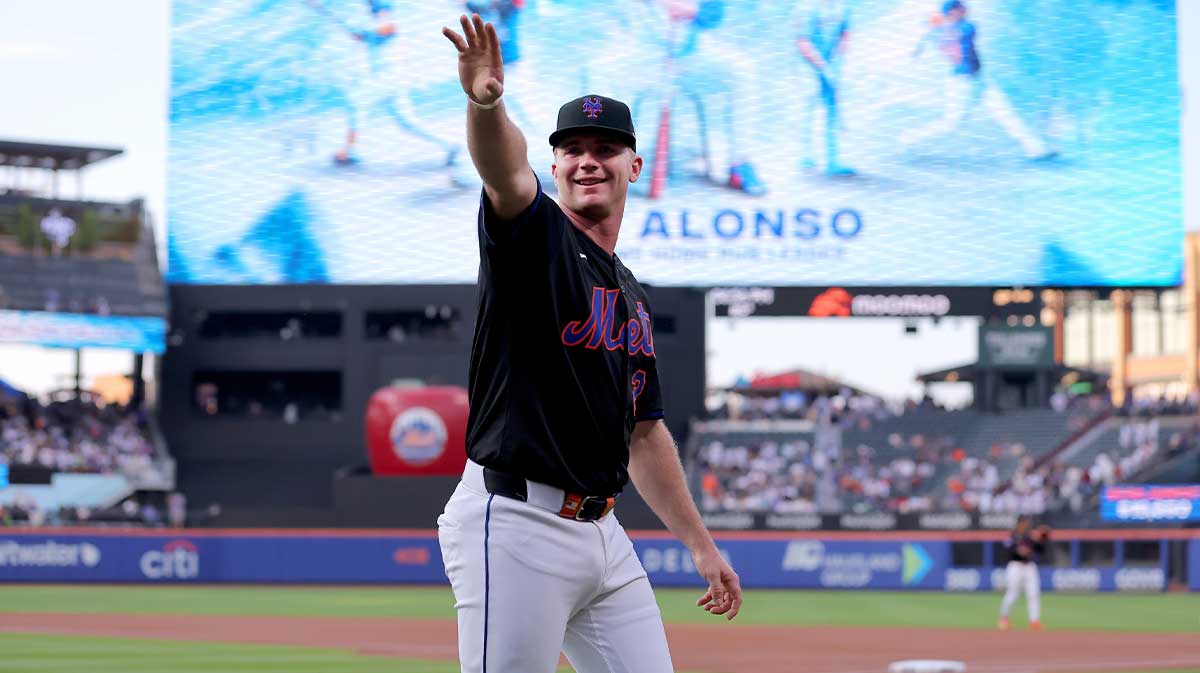 New York Mets first baseman Pete Alonso (20) waves after a ceremony celebrating his new Mets all time home run record before a game against the Atlanta Braves at Citi Field.