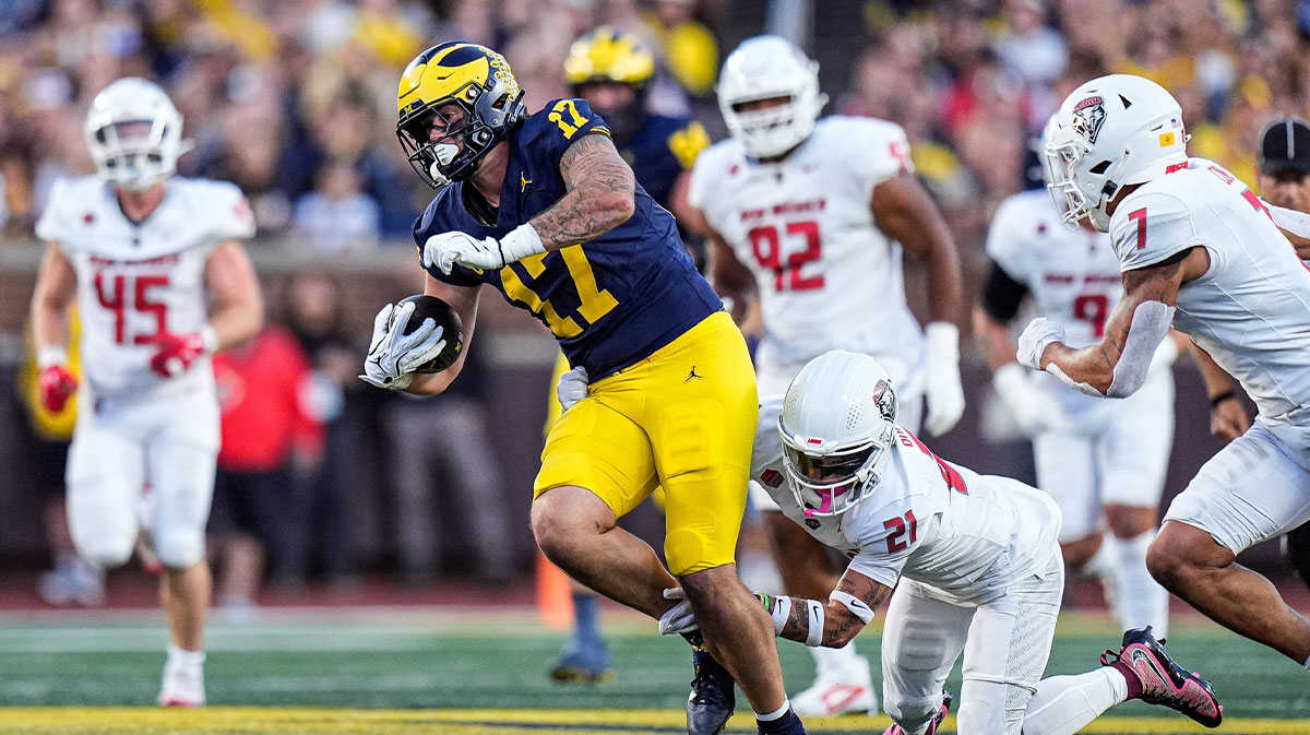 Michigan tight end Marlin Klein (17) makes a catch against New Mexico safety Austin Brawley (21) during the first half at Michigan Stadium in Ann Arbor on Saturday, August 30, 2025.