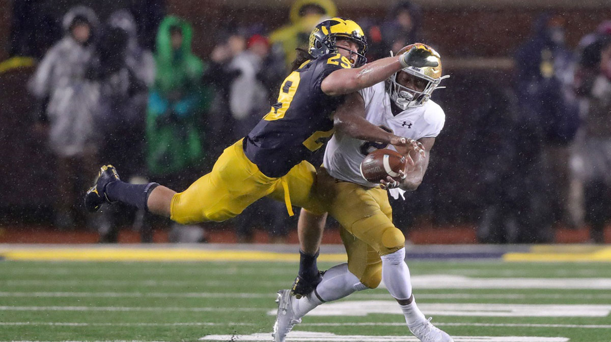 Michigan Wolverines linebacker Jordan Glasgow breaks up a pass to Notre Dame running back Jafar Armstrong during the first half