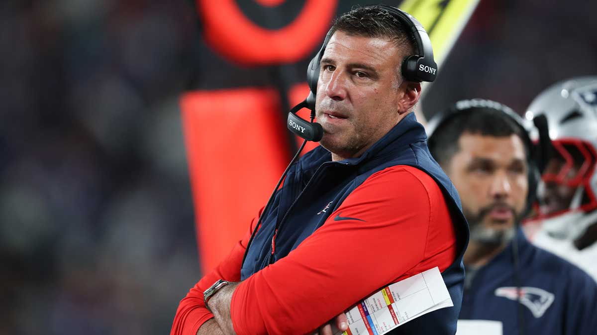 New England Patriots head coach Mike Vrabel looks on during the first half against the New York Giants at MetLife Stadium.