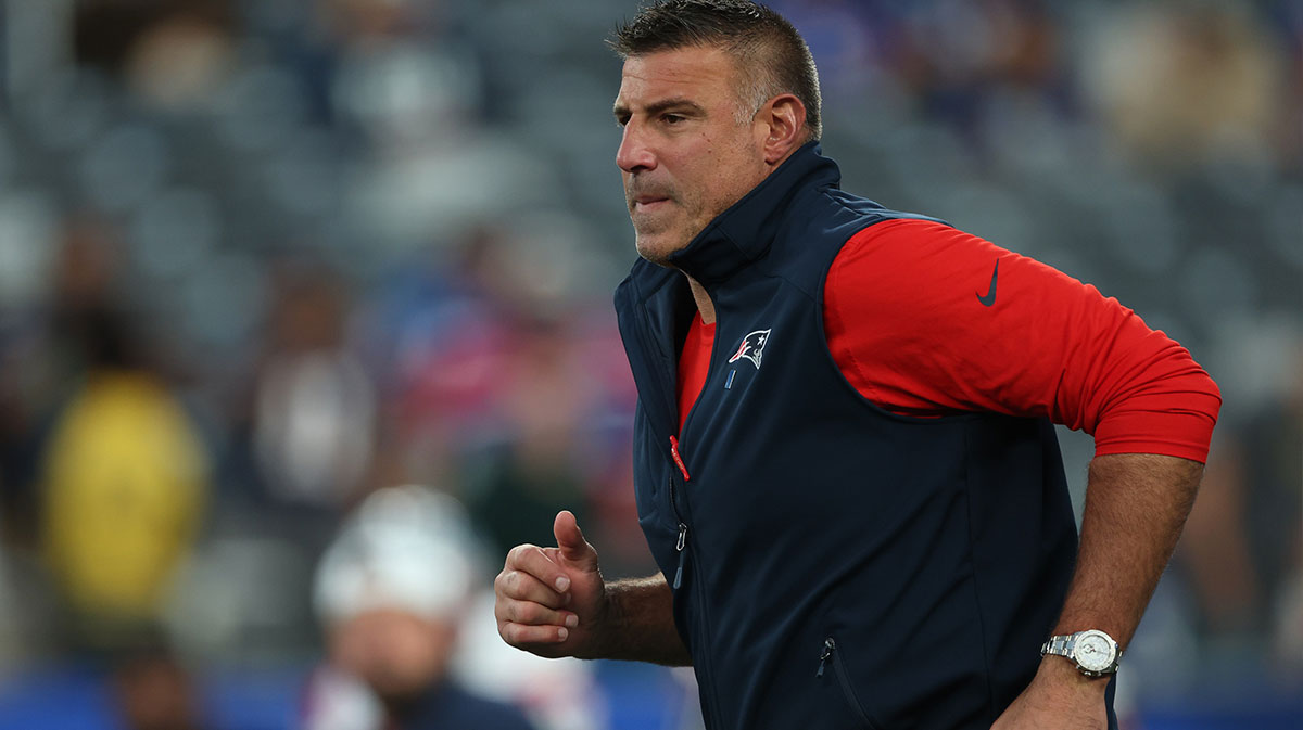 New England Patriots head coach Mike Vrabel runs the field before the preseason game against the New York Giants at MetLife Stadium.