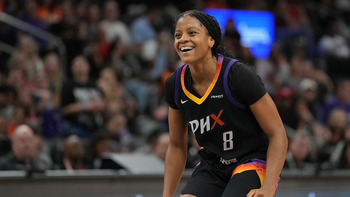 Phoenix Mercury guard Monique Akoa Makani (8) reacts after scoring against the Las Vegas Aces in the second half at Footprint Center.