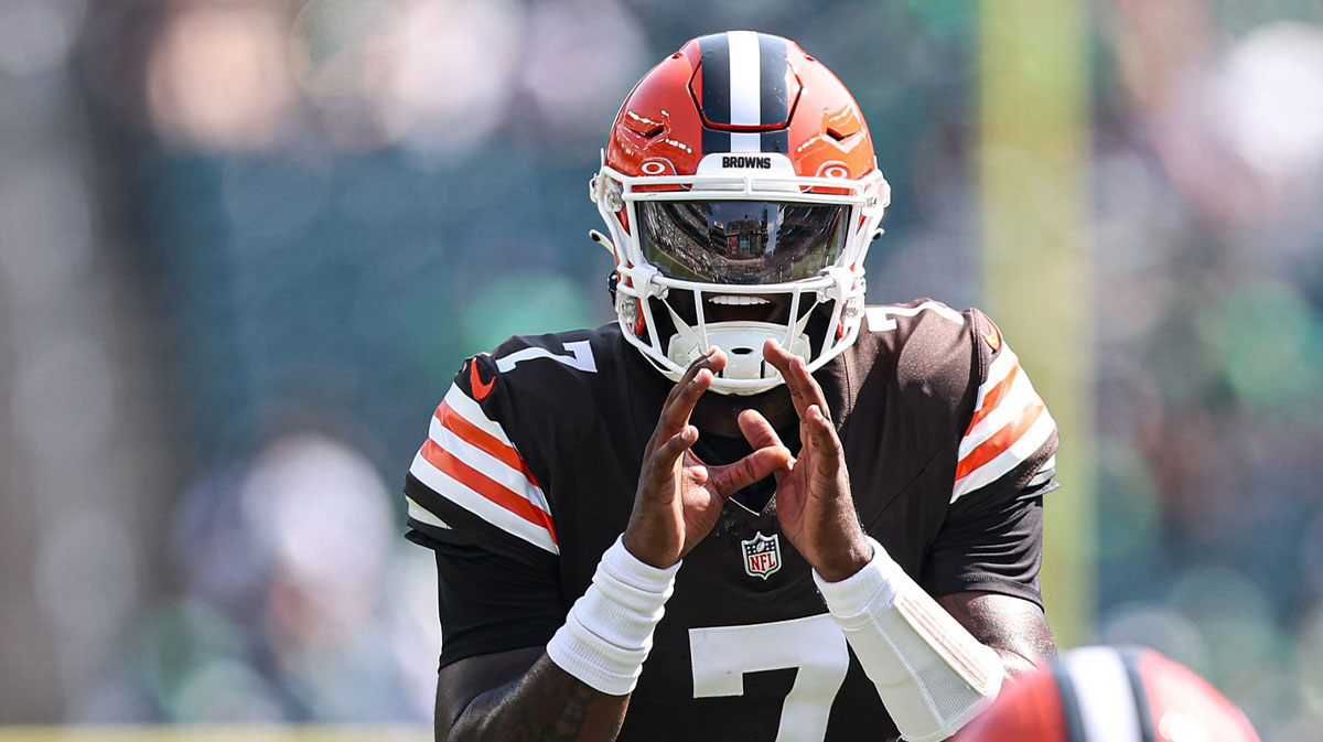 Cleveland Browns quarterback Tyler Huntley (7) prepares to run a play against the Philadelphia Eagles at Lincoln Financial Field.
