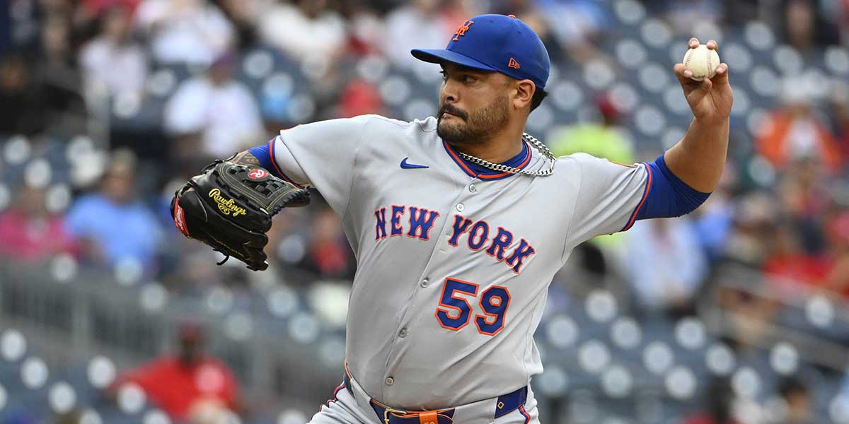 New York Mets starting pitcher Sean Manaea (59) throws to the Washington Nationals during the second inning at Nationals Park.