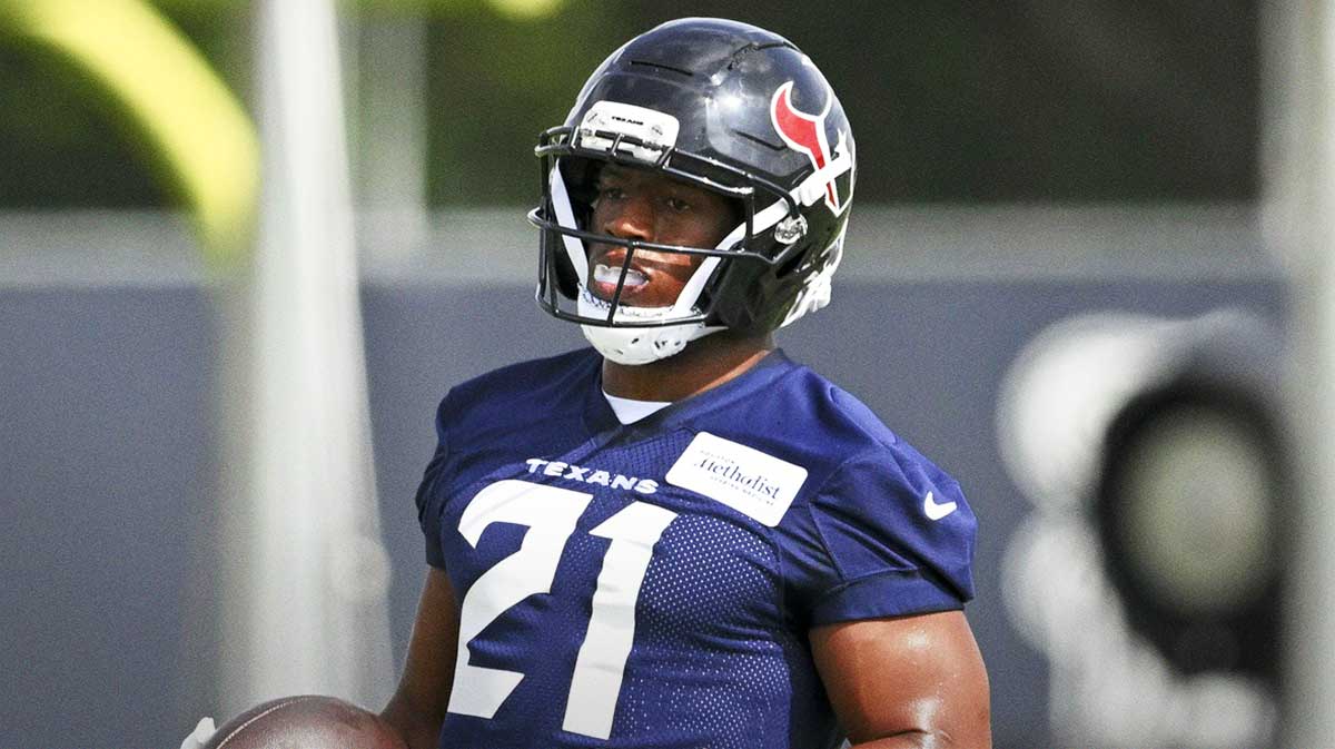 Houston Texans running back Nick Chubb (21) participates in a drill during an NFL football minicamp at NRG Stadium.
