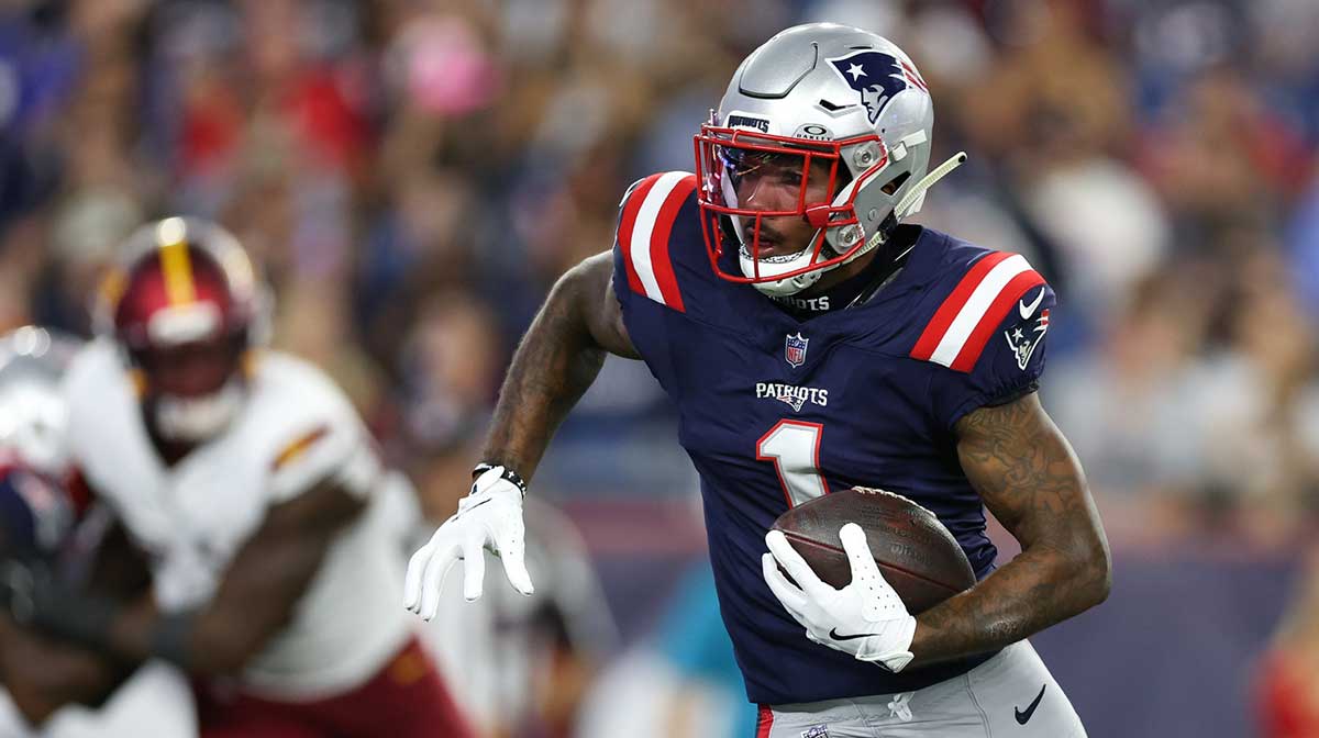 New England Patriots receiver Ja'Lynn Polk (1) runs the ball during the first half against the Washington Commanders at Gillette Stadium.