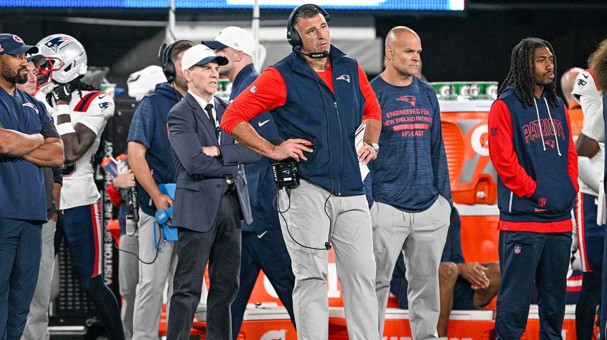 New England Patriots head coach Mike Vrabel during the third quarter against the New York Giants at MetLife Stadium.