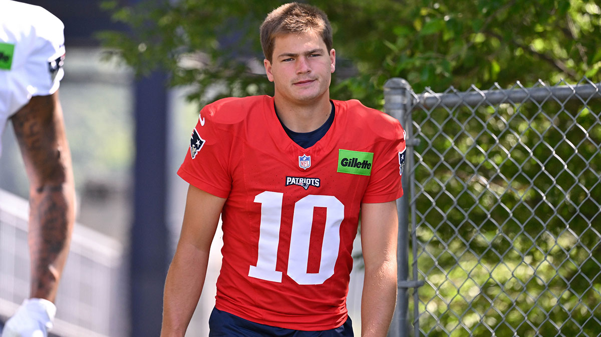 Patriots quarterback Drake Maye (10) heads to the practice fields for training camp at Gillette Stadium