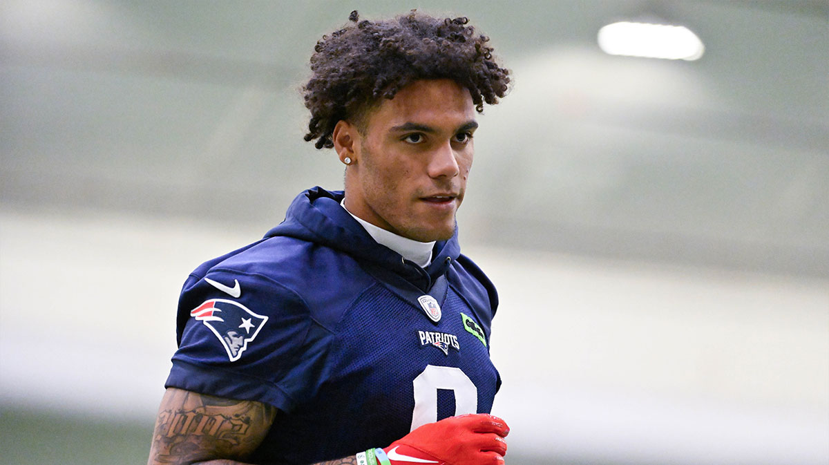 New England Patriots cornerback Christian Gonzalez (0) jogs to the sideline during minicamp held in the WIN Field House at Gillette Stadium.