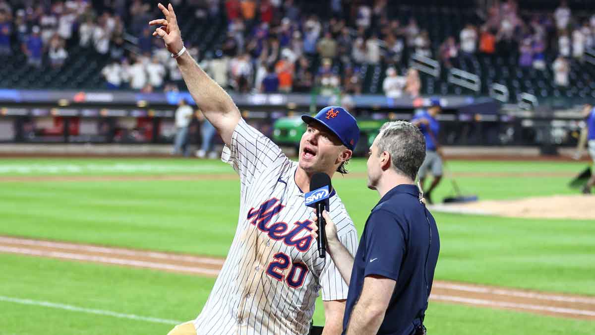 New York Mets first baseman Pete Alonso (20) waves to the fans after defeating the Atlanta Braves