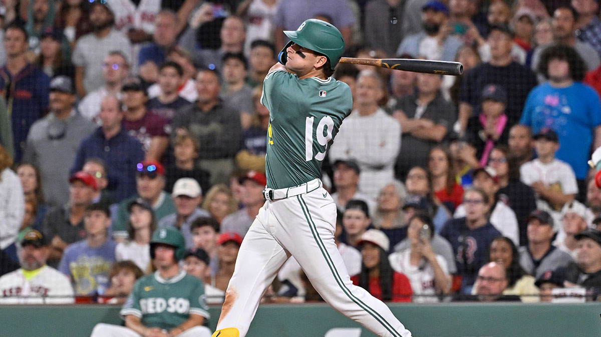 Boston Red Sox left fielder Roman Anthony (19) hits a game winning RBI against the Houston Astros during the tenth inning inning at Fenway Park