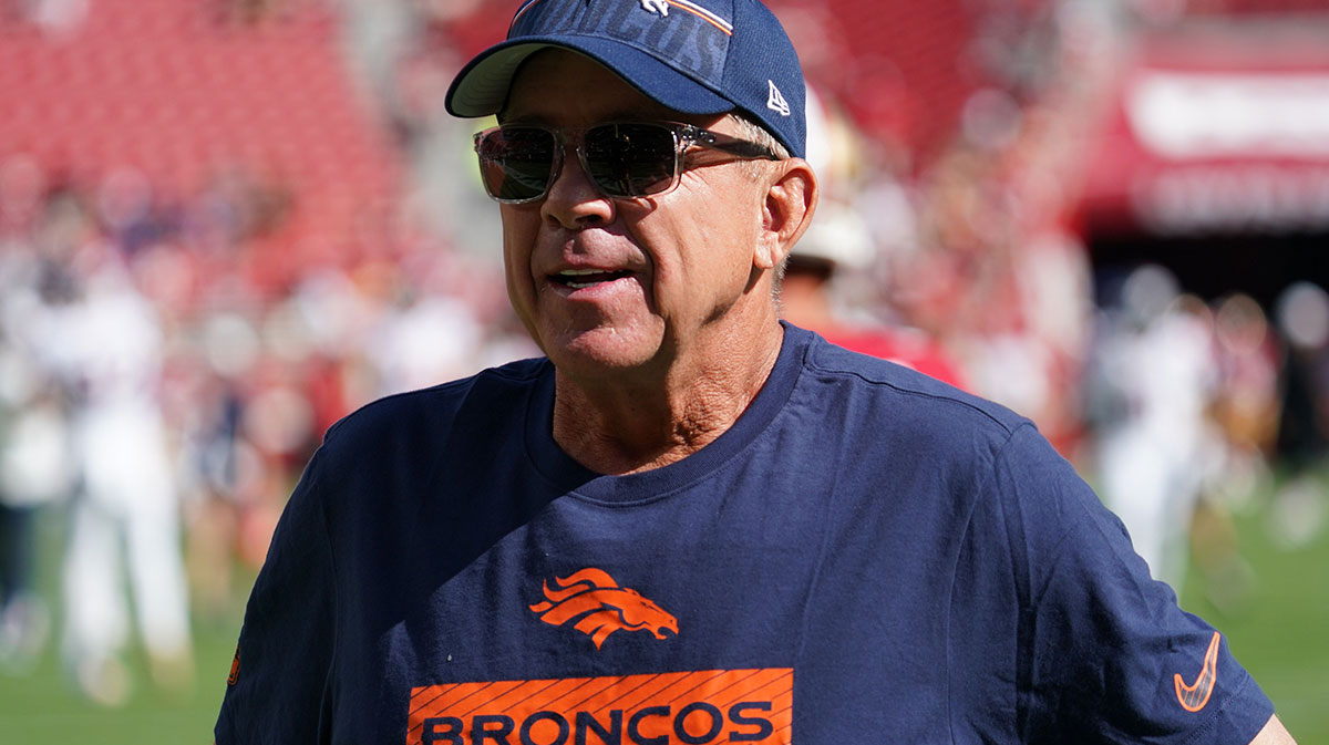 Denver Broncos head coach Sean Payton chats with players before the game against the San Francisco 49ers at Levi's Stadium.