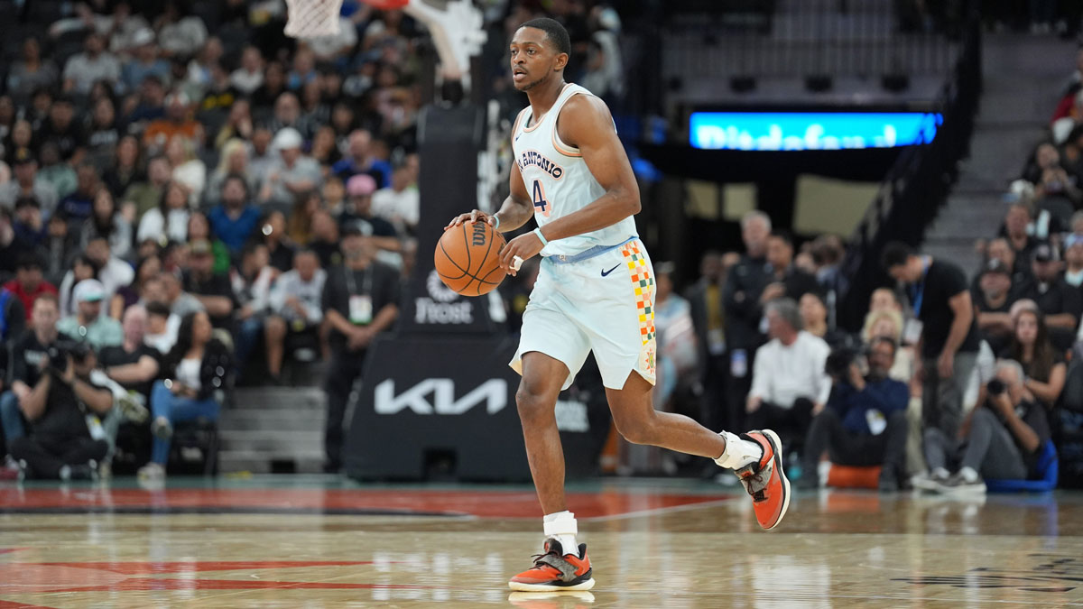 Spurs guard De'Aaron Fox (4) dribbles up the court in the first half against the Dallas Mavericks at Frost Bank Center