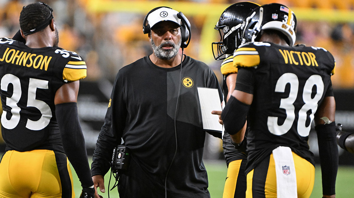Pittsburgh Steelers defensive coordinator Teryl Austin talks to his players against the Tampa Bay Buccaneers during the second half at Acrisure Stadium.