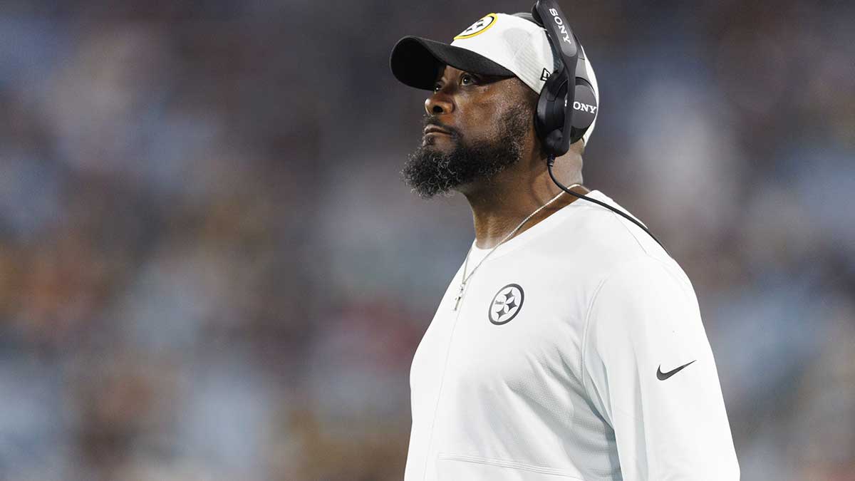 Steelers head coach Mike Tomlin during the game against the Jacksonville Jaguars at EverBank Stadium with Ryan Clark in the background