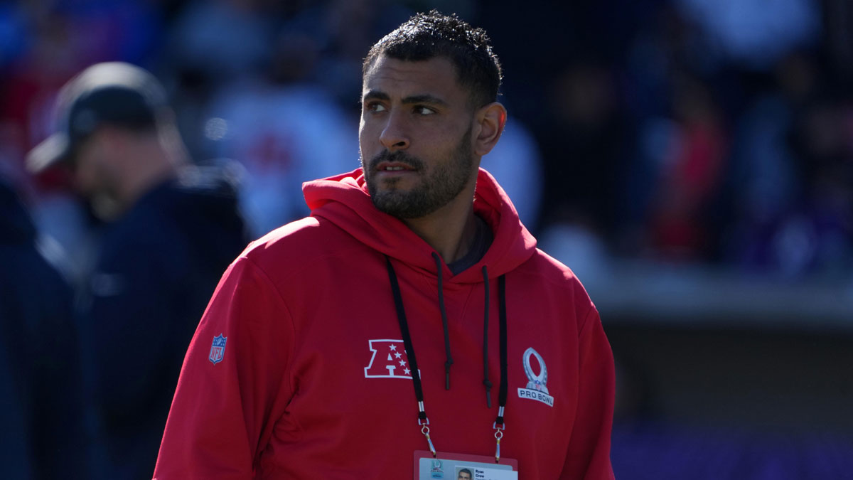 Feb 5, 2022; Las Vegas, NV, USA; Tennessee Titans linebackers coach Ryan Crow during AFC practice at the Las Vegas Ballpark.