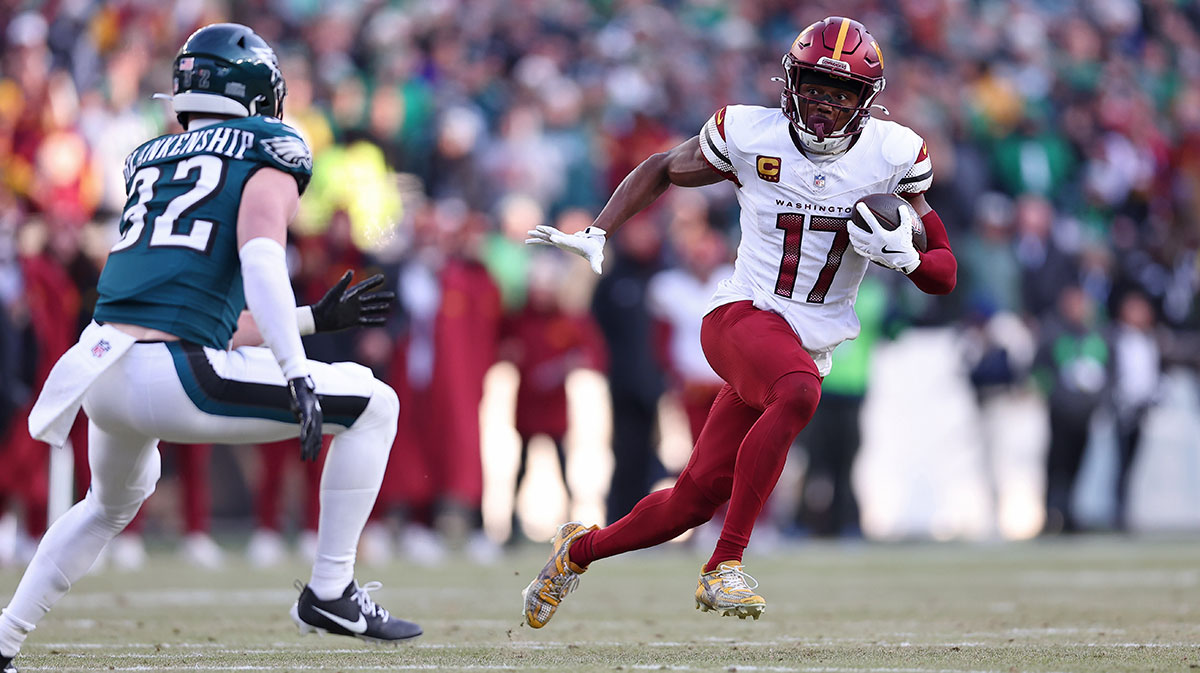 Washington Commanders wide receiver Terry McLaurin (17) runs with the ball for a touchdown against the Philadelphia Eagles during the first half in the NFC Championship game at Lincoln Financial Field.