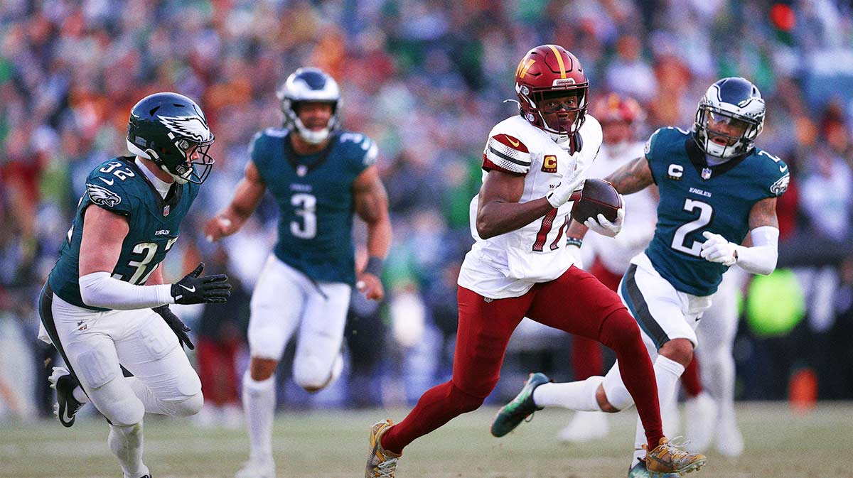 Washington Commanders wide receiver Terry McLaurin (17) runs with the ball for a touchdown against the Philadelphia Eagles during the first half in the NFC Championship game at Lincoln Financial Field.
