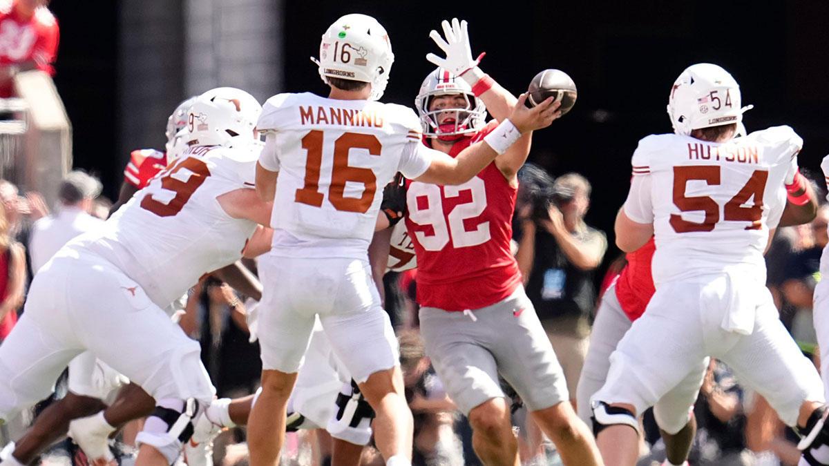 Ohio State Buckeyes defensive end Caden Curry (92) pressures Texas Longhorns quarterback Arch Manning (16) during the second half of the NCAA football game at Ohio Stadium on Aug. 30, 2025. Ohio State won 14-7.
