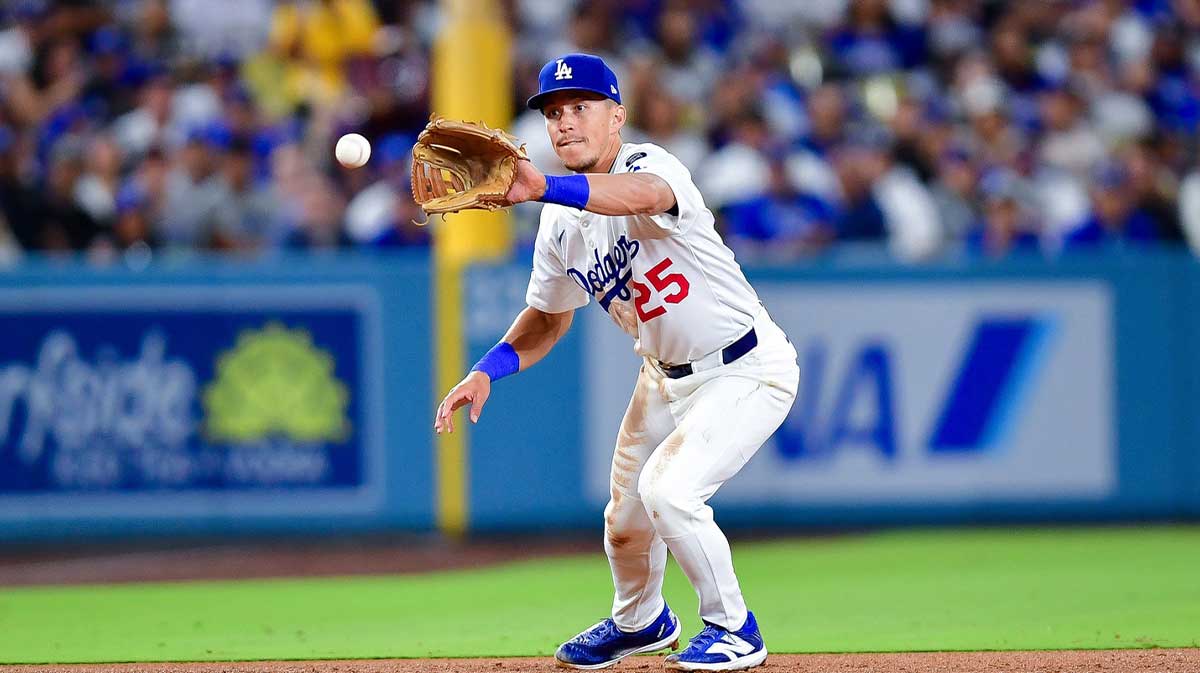 Los Angeles Dodgers third baseman Tommy Edman (25) fields the ground ball of Minnesota Twins shortstop Carlos Correa (4) during the sixth inning at Dodger Stadium.