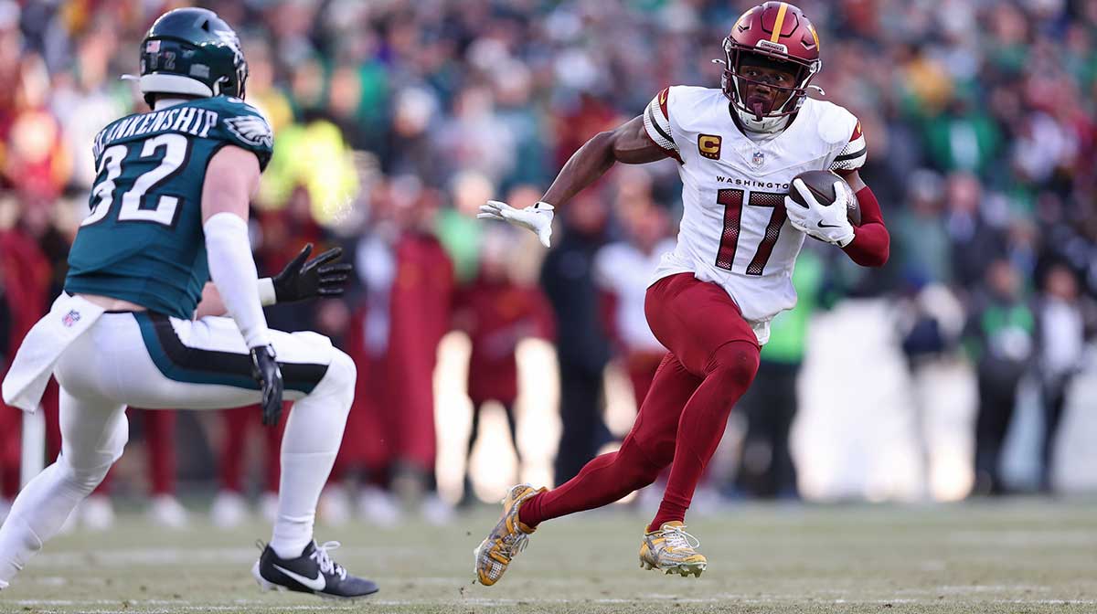 Washington Commanders wide receiver Terry McLaurin (17) runs with the ball for a touchdown against the Philadelphia Eagles during the first half in the NFC Championship game at Lincoln Financial Field.