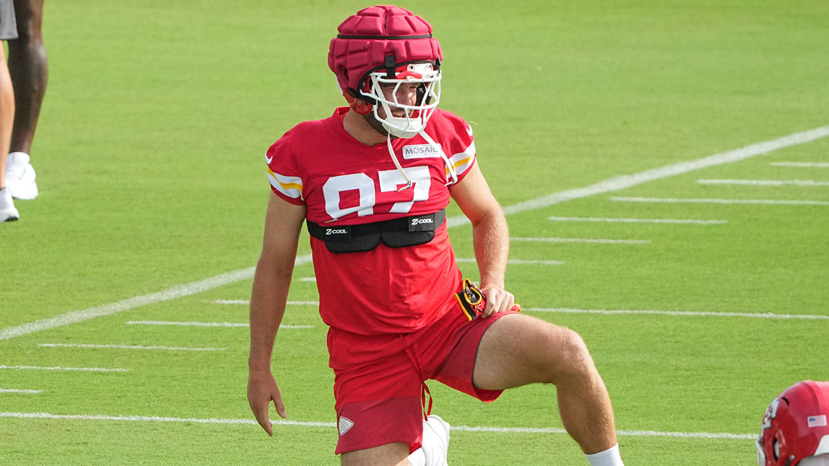 Kansas City Chiefs tight end Travis Kelce (87) stretches out during training camp