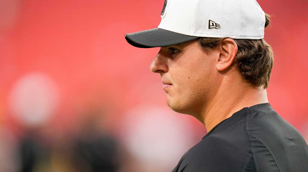 Cincinnati Bengals defensive end Trey Hendrickson (91) talks with director of player personnel Duke Tobin before the first quarter of the NFL Preseason Week 2 game between the Washington Commanders and the Cincinnati Bengals at Northwest Stadium in Landover, Md., on Monday, Aug. 18, 2025.